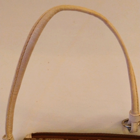 VGUC. Coach Signature C wristlet. - Picture 6 of 9